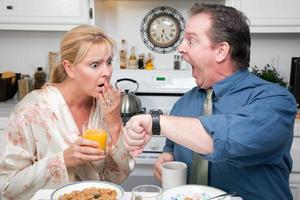 pareja estresada en la cocina tarde al trabajo foto