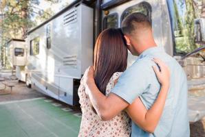 joven pareja militar mirando un nuevo rv foto