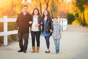 familia hispana embarazada caminando por el camino foto