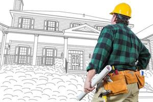 contratista masculino con casco y cinturón de herramientas mirando el dibujo de la casa personalizada en blanco. foto