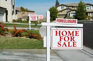 Fila de casa de ejecución hipotecaria en venta signos de bienes raíces foto