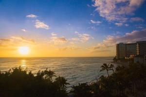 hermosa puesta de sol en la playa de waikiki en hawaii foto