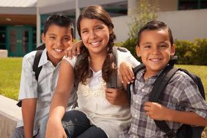 lindos hermanos y hermanas listos para la escuela foto