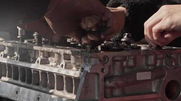 reparación de motores de automóviles en el taller de reparación video
