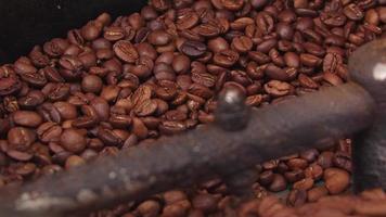 tostado de granos de café marrón