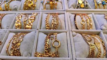 Goldschmuck in Schatullen beim Juwelier video