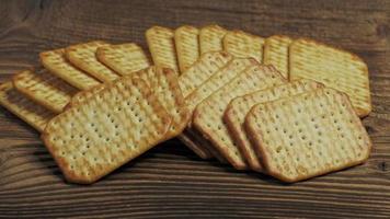 droog zout kraker koekjes geïsoleerd Aan houten achtergrond video