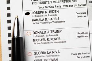Riverside, California, EE. UU. - 10, 2020 Bolígrafo sobre biden votó en la boleta oficial sobre la mesa en las elecciones presidenciales de 2020 foto