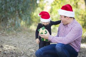 padre dando joven hija regalo de navidad foto