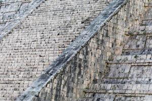 resumen de los escalones de la pirámide maya el castillo en el sitio arqueológico en chichén itzá, méxico foto