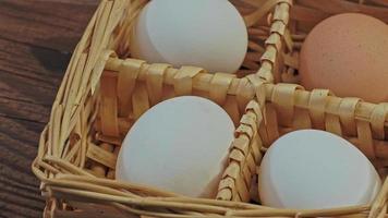 oeufs de poule dans un panier de paille tressée. joyeuses Pâques. video