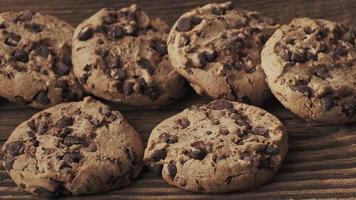 biscoitos de chocolate na mesa de madeira. video