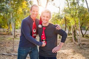 hermoso retrato festivo de padre e hijo al aire libre foto