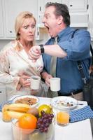 pareja estresada en la cocina tarde al trabajo foto