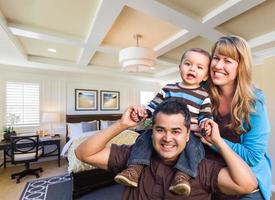 familia de raza mixta en un nuevo dormitorio personalizado foto