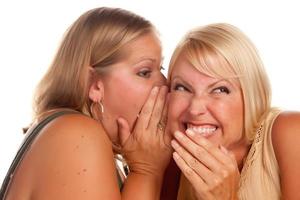 dos mujeres rubias susurrando secretos foto