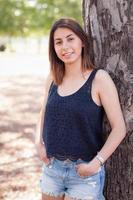 hermoso retrato de mujer étnica joven afuera. foto