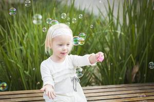 adorable niña divirtiéndose con burbujas foto