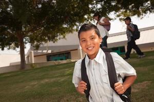 feliz joven hispano listo para la escuela foto