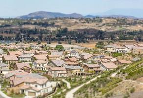 vista aérea del barrio poblado de casas con desenfoque de cambio de inclinación foto