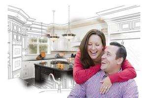 pareja riendo con dibujo de diseño de cocina y foto detrás