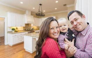 familia joven dentro de una hermosa cocina personalizada foto