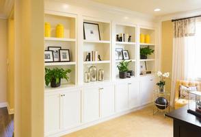 hermosos estantes personalizados y gabinete interior incorporado foto