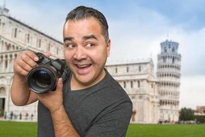 fotógrafo hispano con cámara en la torre inclinada de pisa foto