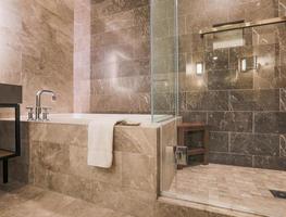 baño moderno con azulejos de mármol foto