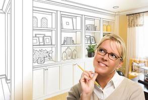 mujer joven sobre estantes y gabinetes empotrados personalizados, dibujo de diseño que se gradúa hasta la foto terminada.