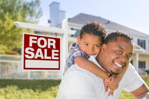 padre afroamericano e hijo de raza mixta, cartel de venta, casa foto