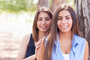 retrato de dos hermosas hermanas gemelas étnicas al aire libre. foto