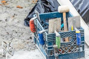 colección de herramientas de instalación de cemento y baldosas en el sitio de construcción foto