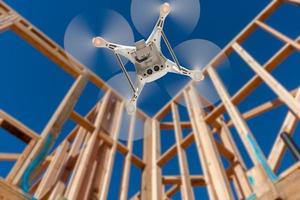 drone quadcopter volando e inspeccionando el sitio de construcción foto
