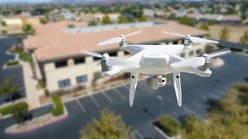 sistema de aviones no tripulados quadcopter drone en el aire cerca del edificio industrial corporativo