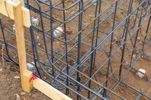 Resumen de estructura de barras de refuerzo de acero nuevo en el sitio de construcción foto