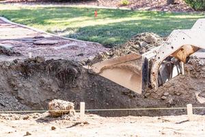 excavadora pequeña excavando en el patio para la instalación de piscinas foto
