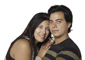 atractivo retrato de pareja hispana aislado en blanco foto