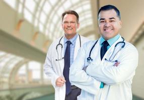 guapos médicos o enfermeras dentro del edificio del hospital foto