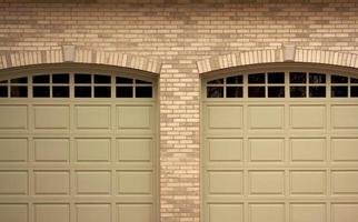 resumen de puertas de garaje de casa moderna foto