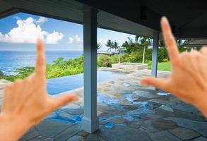 manos enmarcando la impresionante terraza hawaiana con vista al mar foto