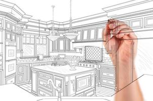 mano del arquitecto que dibuja el detalle del diseño de la cocina a medida foto