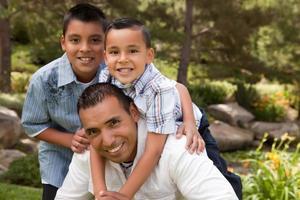 padre e hijos en el parque foto