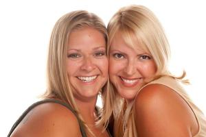 retrato de dos hermosas hermanas sonrientes foto