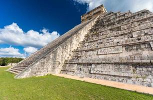 pirámide maya del castillo en el sitio arqueológico en chichén itzá, méxico foto