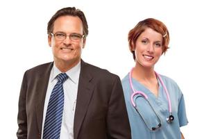 hombre de negocios sonriente con mujer y médico y enfermera foto