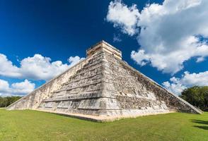 pirámide maya del castillo en el sitio arqueológico en chichén itzá, méxico foto