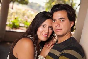 atractivo retrato de pareja hispana al aire libre foto