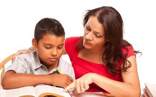 atractiva madre hispana e hijo estudiando foto