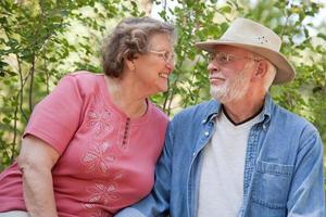 amorosa pareja senior al aire libre foto